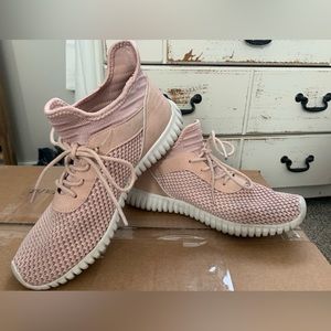 Dirty Laundry slip on. Blush pink size 8